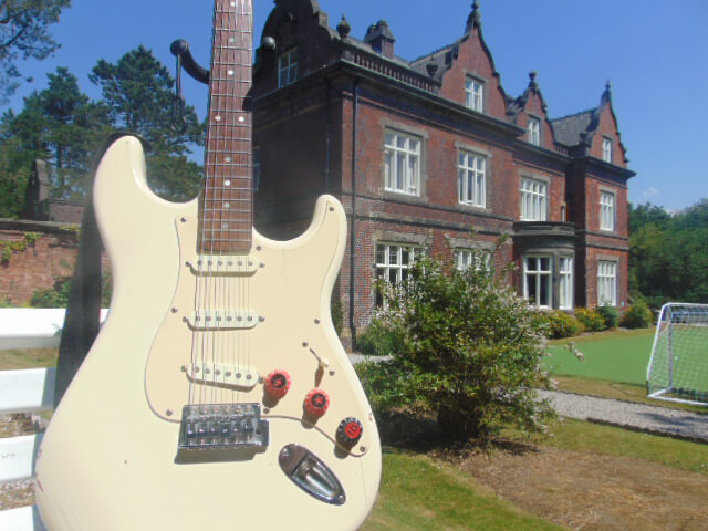 Brambles-East-Guitar-pic-2